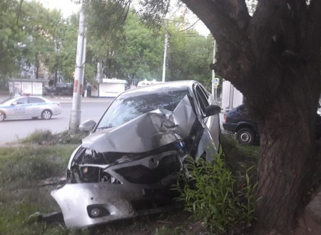 В Рязани 16-летний подросток на Toyota врезался столб