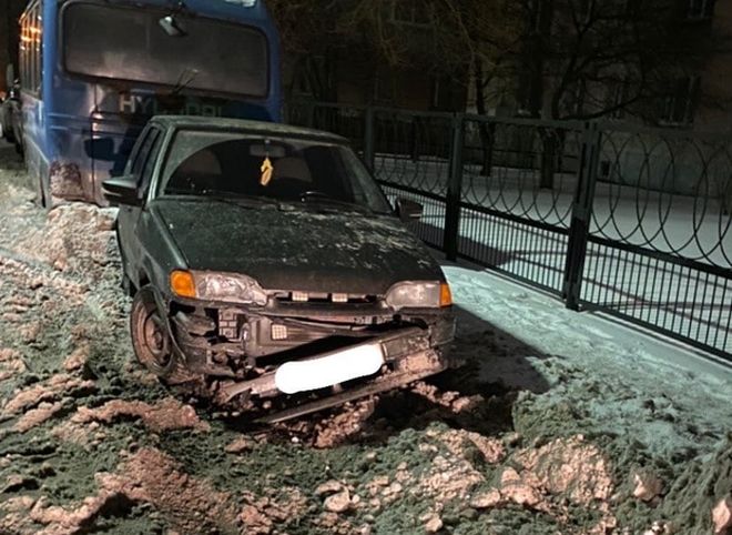 В Рязани неизвестный въехал в припаркованную машину и скрылся с места ДТП