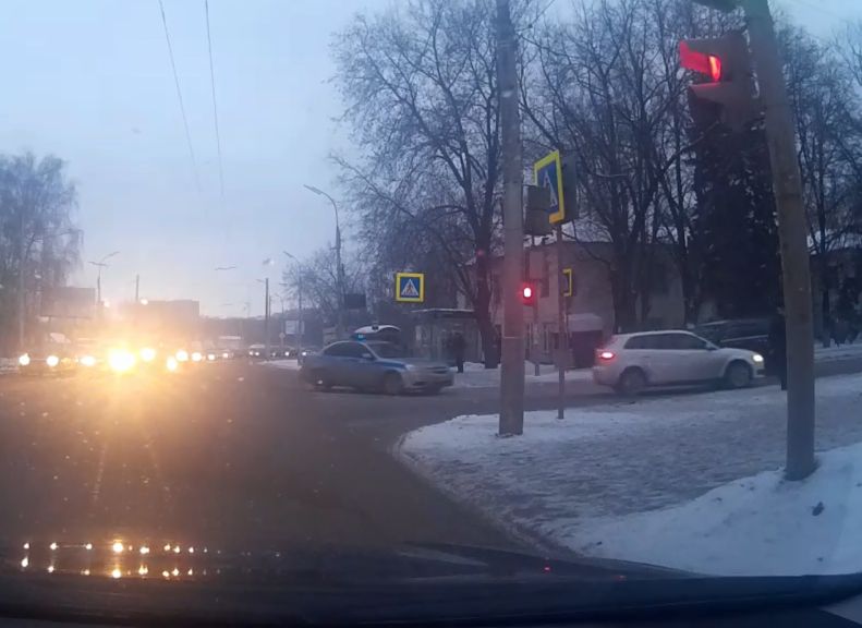 В Рязани водитель проехал на «красный» на глазах у гаишников (видео)