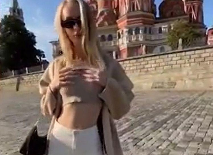 СК завел дело на модель OnlyFans, оголившую грудь на фоне храма Василия Блаженного