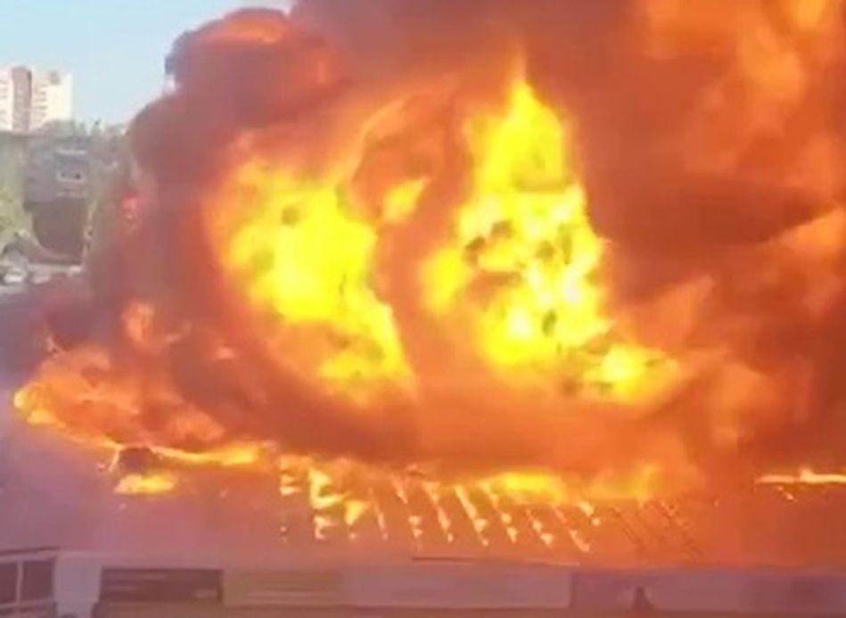 В Волжском загорелся рынок, после чего огонь перекинулся на многоэтажку