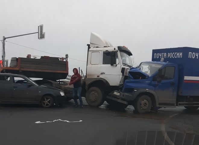 На трассе М5 под Шиловом фургон «Почты России» попал в массовое ДТП