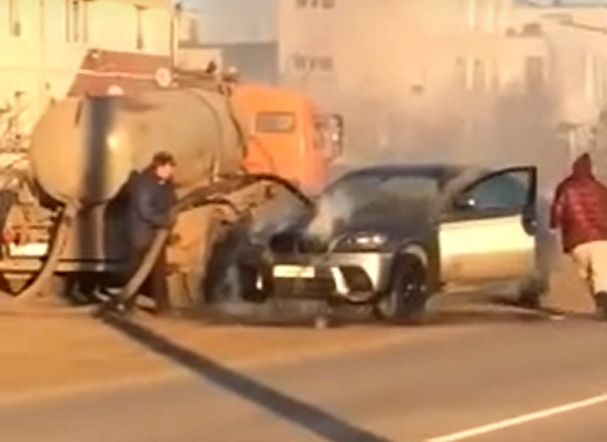 В Самаре загоревшийся BMW потушили фекалиями (видео)
