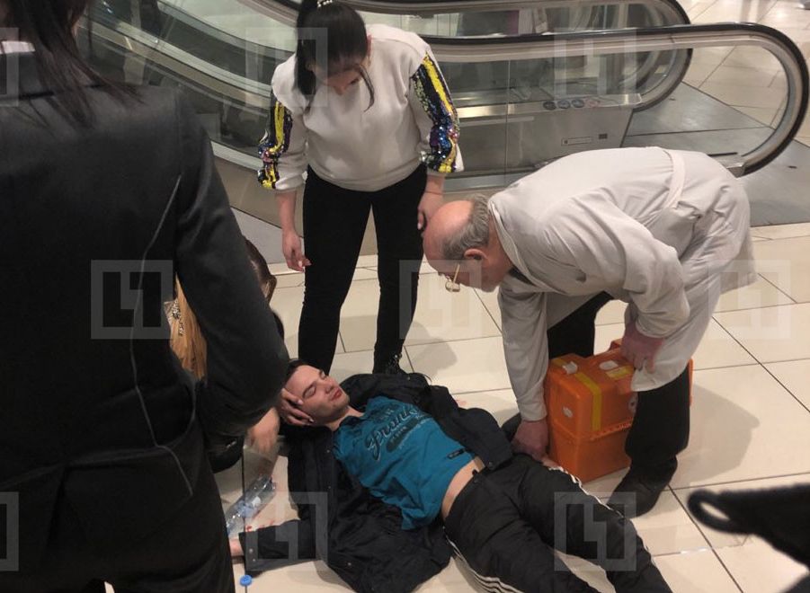 В московском торговом центре мужчина упал с высоты