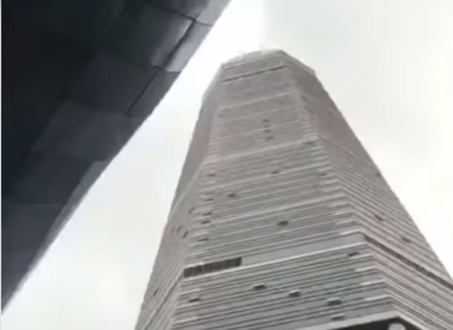 В Китае накренился 73-этажный небоскреб