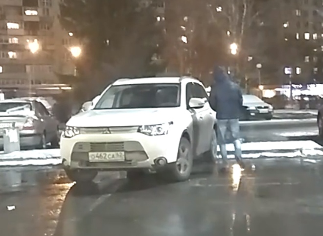 Видео: водитель свинячит на парковке в центре Рязани