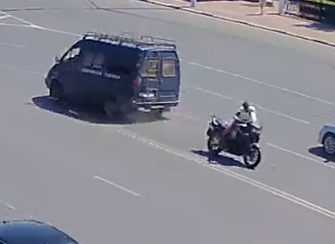 На видео попало ДТП с мотоциклистом на площади Ленина