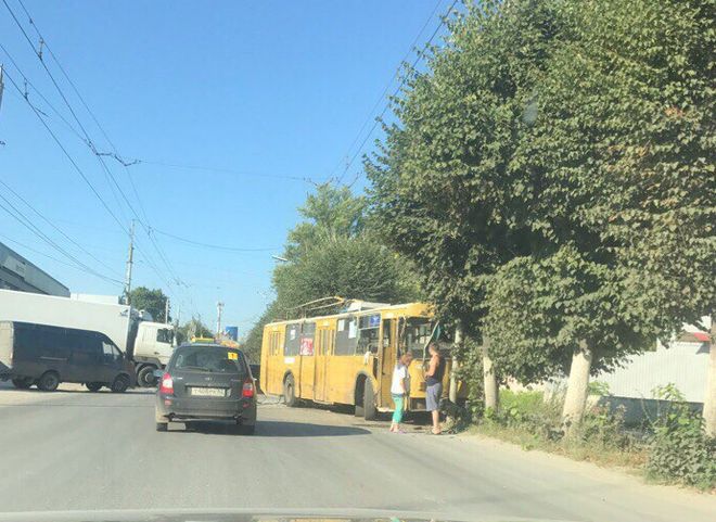 На улице Чкалова фура столкнулась с троллейбусом