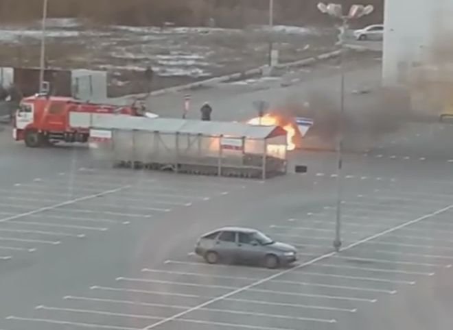 Очевидцы засняли пожар на парковке ТРЦ «Премьер»