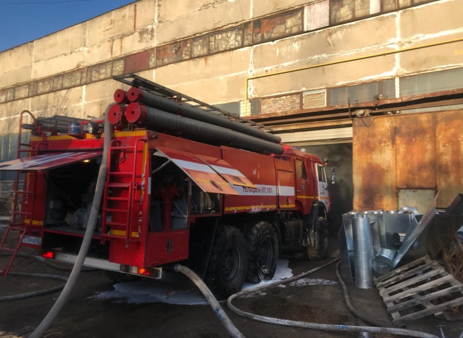 В Рязани горит предприятие по производству уайт-спирита, эвакуировано 30 человек
