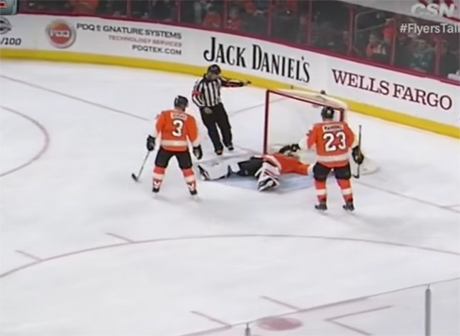 Чешский вратарь потерял сознание во время матча НХЛ (видео)