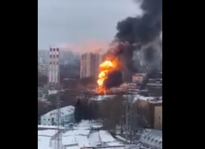 В Москве в промзоне загорелся топливозаправщик