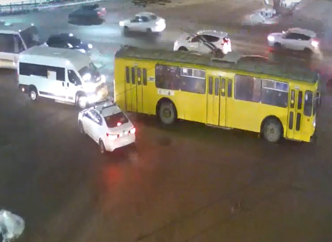 В Рязани троллейбус скрылся с места ДТП (видео)