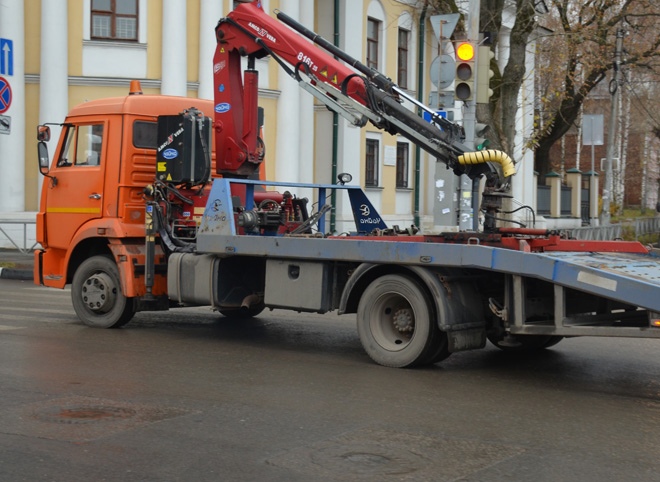 Автомобили, мешающие дезинфекции улиц Рязани, эвакуируют