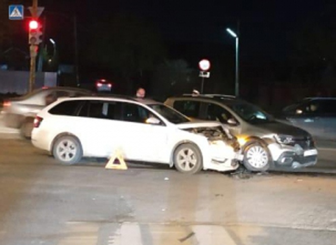 На улице Зубковой столкнулись два автомобиля, есть пострадавший