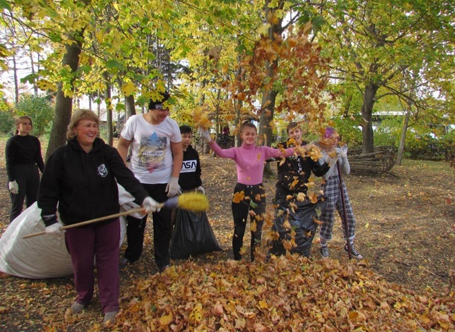 При поддержке РНПК школьники провели уборку в парке музея знаменитого земляка