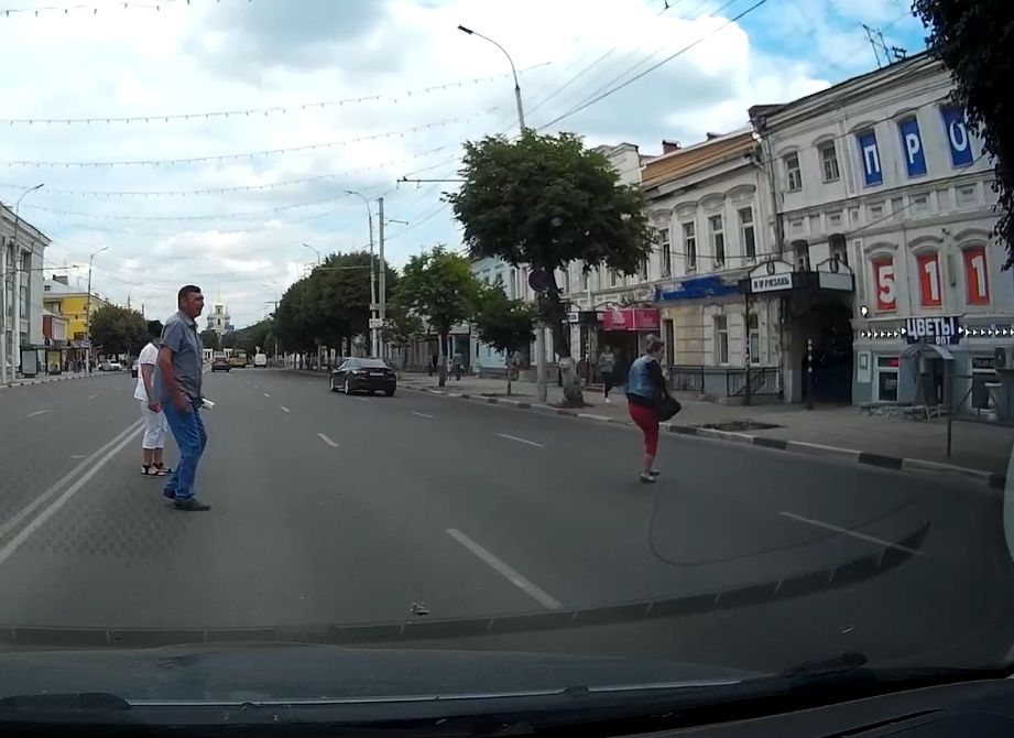 На улице Соборной ВАЗ едва не сбил перебегавшую дорогу женщину (видео)