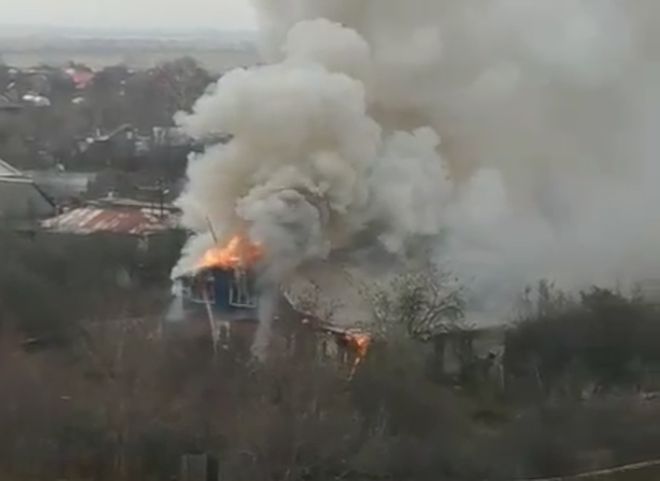 Видео: в Канищеве горит частный дом