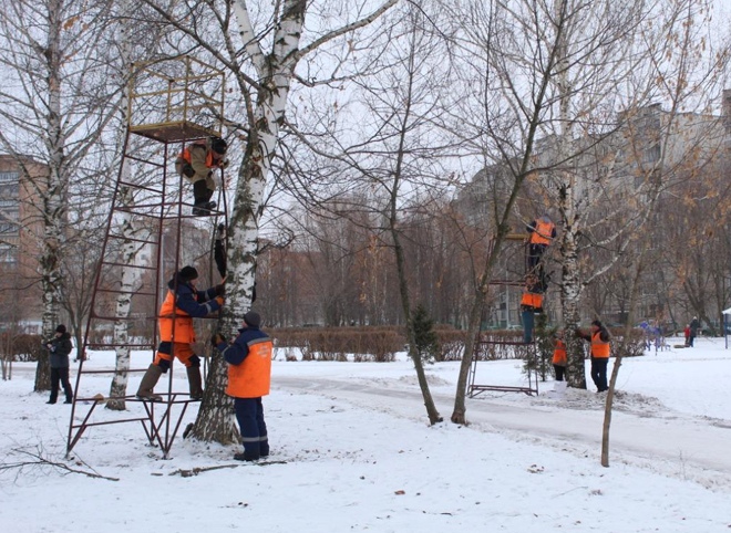 В Комсомольском парке подключают праздничную иллюминацию