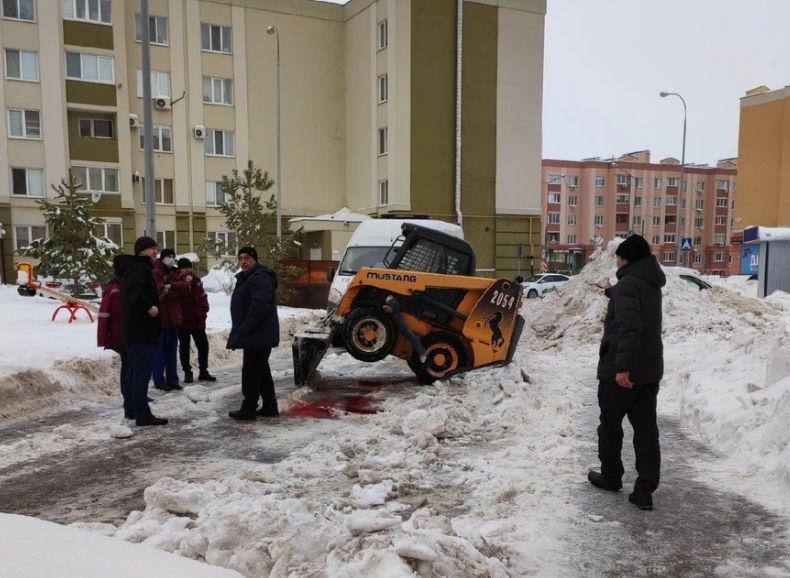 Под Самарой при уборке снега погиб водитель погрузчика