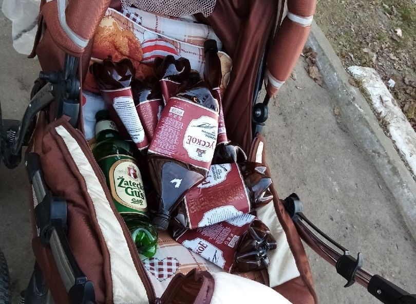 В Касимове неизвестные набросали пивных бутылок в детскую коляску