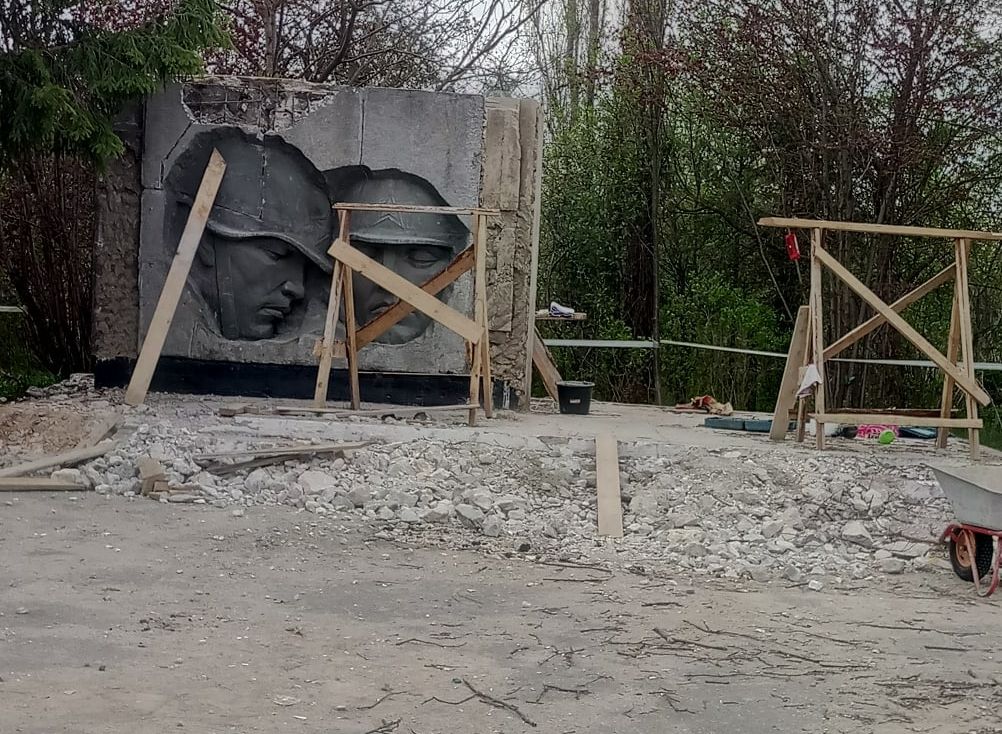 В Гусе-Железном во время ремонта разрушили монумент Победы