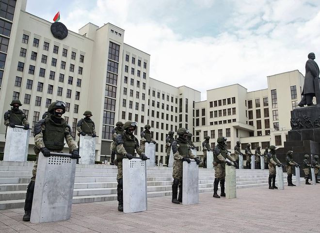 В центре Минска силовики опустили щиты в знак солидарности с манифестантами