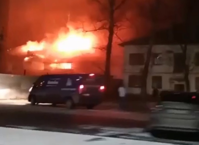 Опубликовано видео крупного пожара в поселке Шлаковый