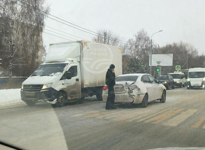 Михайловское шоссе встало в пробку из-за столкновения «Газели» и Hyundai