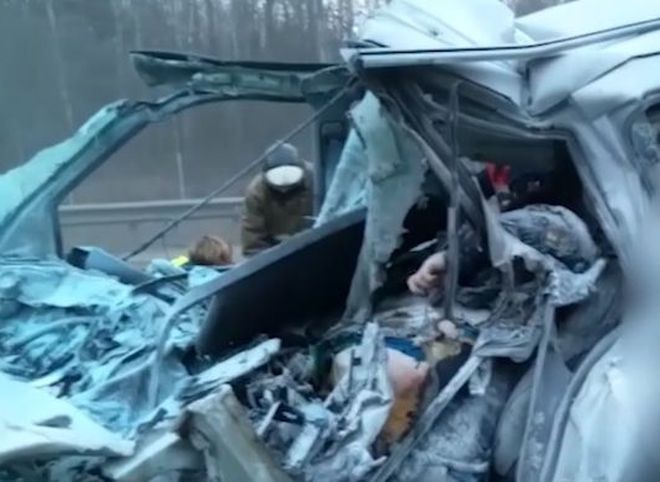 В Подмосковье при столкновении автобуса с фурой погибли шесть человек (видео)