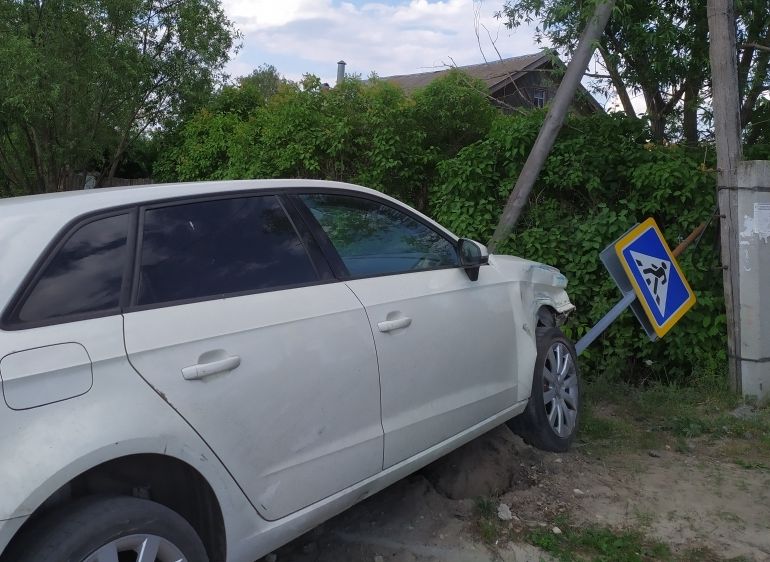 В Спасске Audi после столкновения с «Нивой» врезалась в дорожный знак