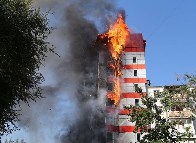 В Ростове-на-Дону загорелось десятиэтажное здание отеля (видео)