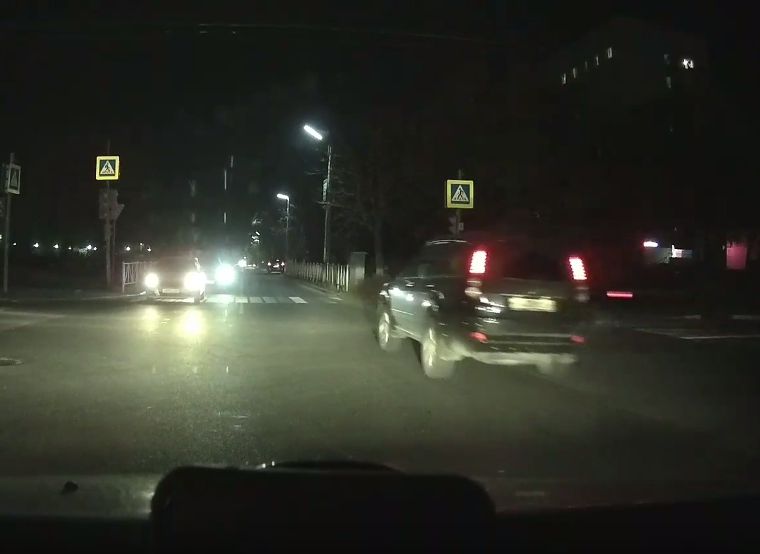 В Канищеве на перекрестке столкнулись внедорожник и легковушка (видео)