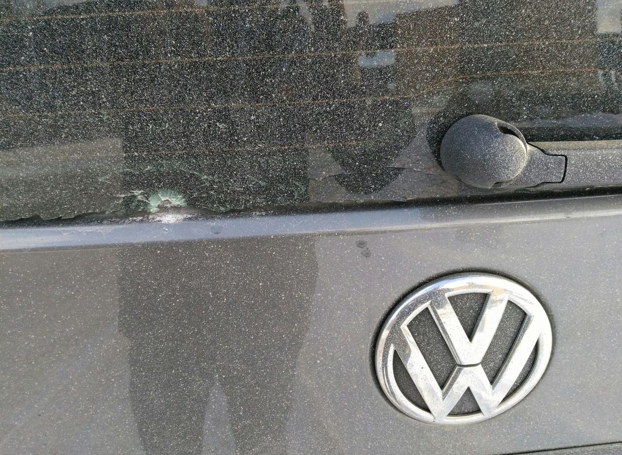Соцсети: в Рязани неизвестный обстрелял автомобили на парковке ТЦ