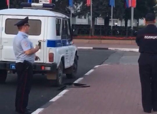 На площади Ленина пьяный рязанец разбил стекло в полицейской машине