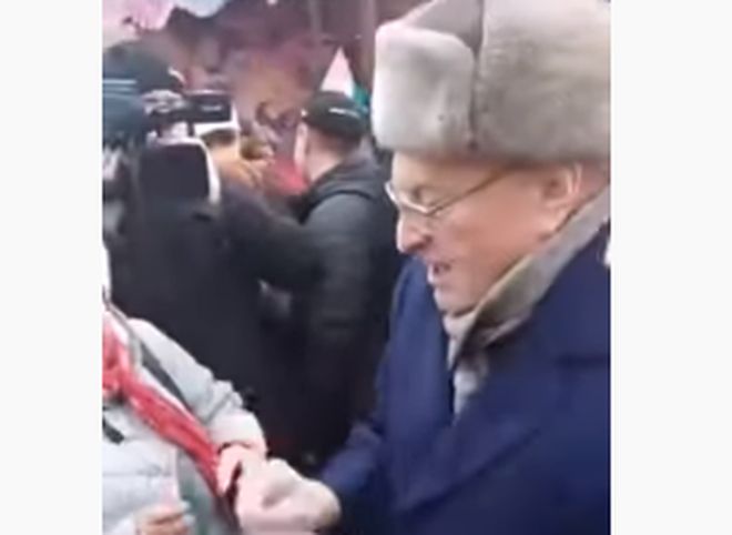 Жириновский раздал деньги «крепостным и холопам» на Красной площади