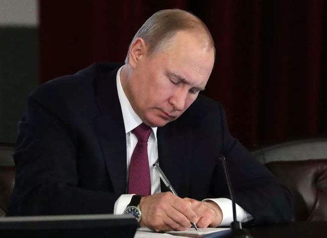 Путин подписал указ о порядке продления ограничений по коронавирусу