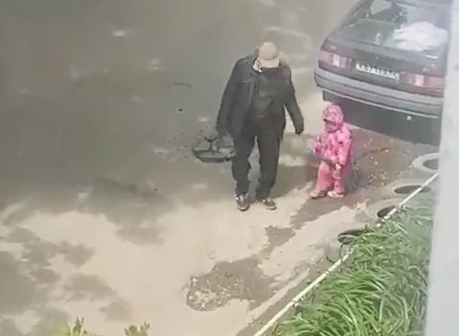 В Рязани засняли ребенка, который «ремонтировал дорогу»