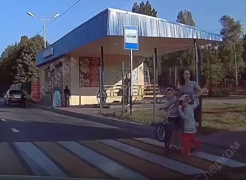В Черкесске сотрудник ФСИН сбил женщину c двумя детьми на переходе (видео)