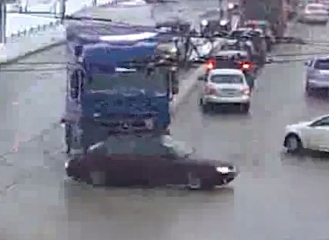 На Московском шоссе фура «развернула» легковушку (видео)