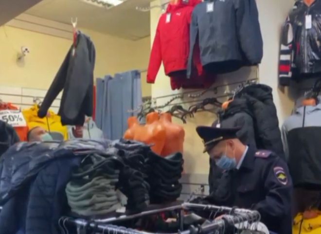 В магазине в центре Рязани продавали контрафактную одежду