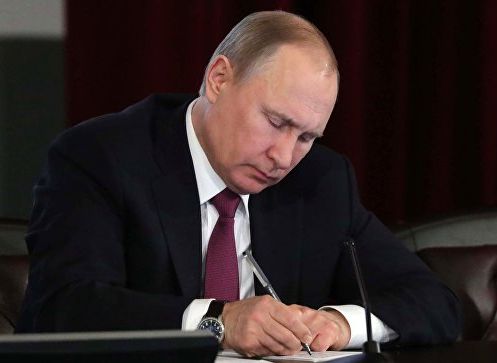 Путин подписал закон о блокировке сайтов с порочащей информацией
