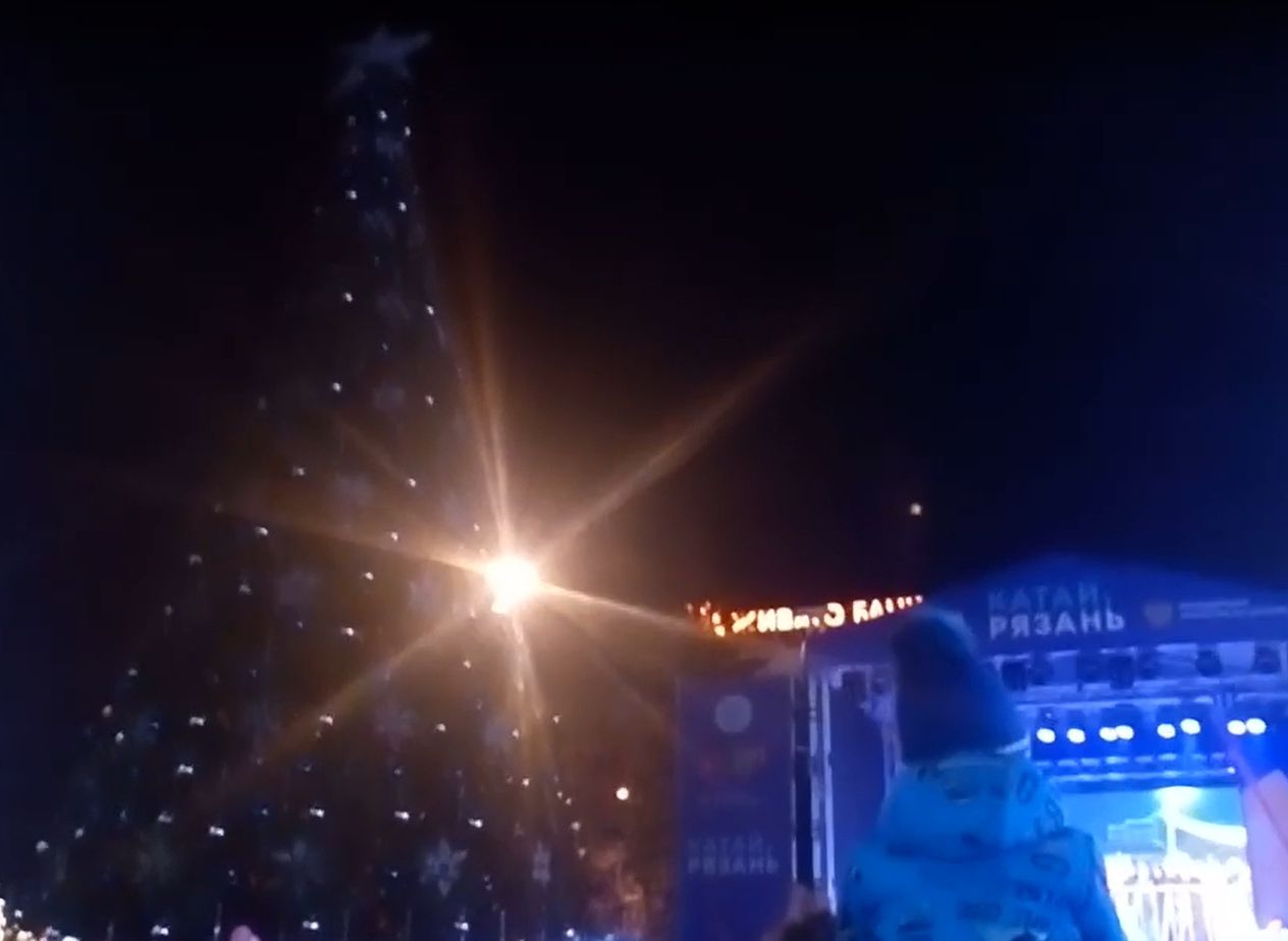 На площади Ленина снова не зажглась елка, на этот раз в шутку