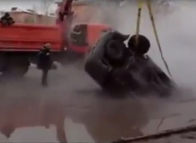 В Красноярске автомобиль упал в яму с кипятком (видео)