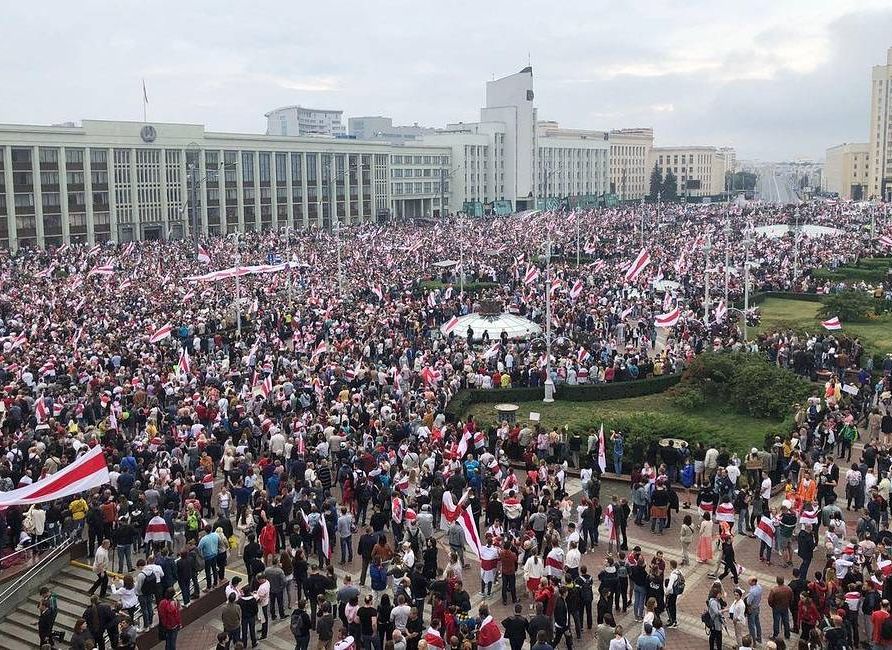 Десятки тысяч сторонников оппозиции собрались в центре Минска