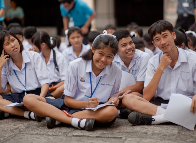 СМИ: школьникам и студентам в Таиланде запретили обниматься и целоваться