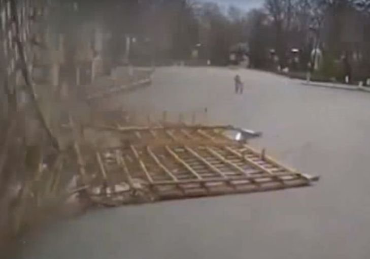 В Лабинске со здания ЗАГСа снесло крышу (видео)
