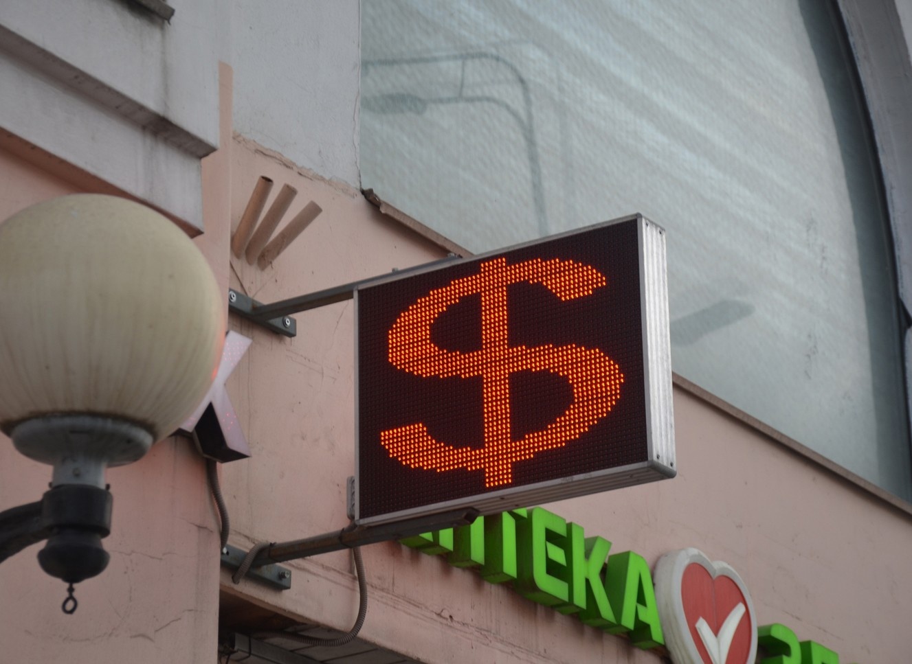 Курс доллара поднялся до 101 рубля впервые с 14 августа