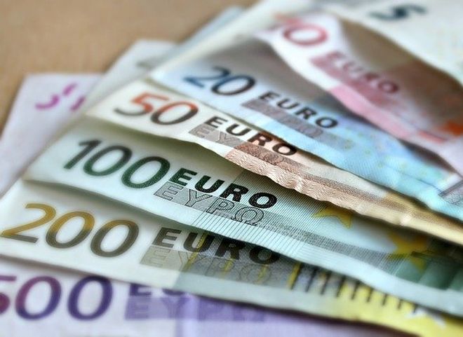 Курс евро превысил 94 рубля впервые за последние шесть лет