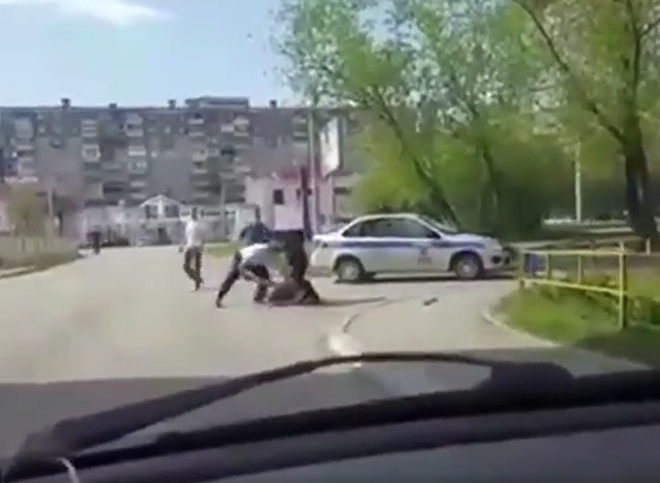 В Челябинске мужчина разбил стекло машины скорой помощи трубой (видео)